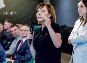 Grzegorz Boski, wicemarszałek Województwa Śląskiego, prowadzi spotkanie organizacyjne Jasnogórskiego Zlotu Rowerowego – CZEWA BIKE FEST. (wygenerowano przez AI)