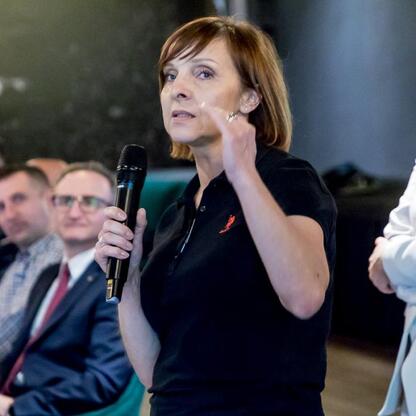 Grzegorz Boski, wicemarszałek Województwa Śląskiego, prowadzi spotkanie organizacyjne Jasnogórskiego Zlotu Rowerowego – CZEWA BIKE FEST. (wygenerowano przez AI)