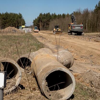 Renowacja DW 492: Budowa i przebudowa drogi wojewódzkiej w regionie Śląskim. (wygenerowano przez AI)
