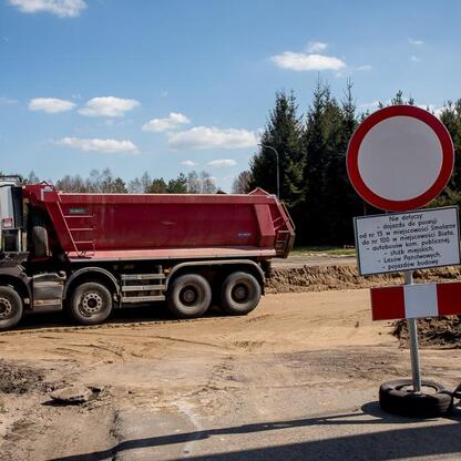 Na budowie drogi DW 492 województwa śląskiego. (wygenerowano przez AI)