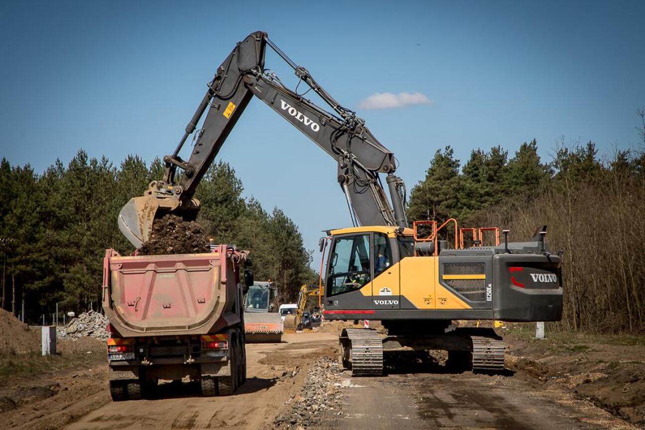 Droga wojewódzka DW 492 poddana przebudowie w ramach projektu o wartości 209,3 mln zł. (wygenerowano przez AI)
