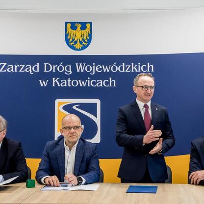 Wicemarszałek Grzegorz Boski prowadzi konferencję prasową o przebudowie drogi wojewódzkiej 492 w Katowicach. (wygenerowano przez AI)