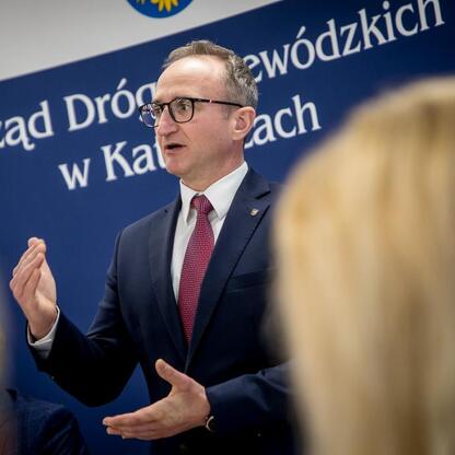 Grzegorz Boski, wicemarszałek Województwa Śląskiego, przemawia na konferencji prasowej o przebudowie DW 492. (wygenerowano przez AI)