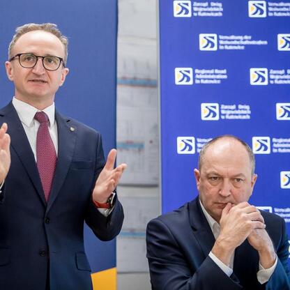Grzegorz Boski, wicemarszałek Śląska, przemawia na konferencji prasowej o przebudowie DW 492. (wygenerowano przez AI)
