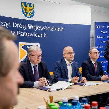 Wicemarszałek Grzegorz Boski przemawia na konferencji prasowej w Katowicach, omawiając przebudowę drogi wojewódzkiej 492. (wygenerowano przez AI)