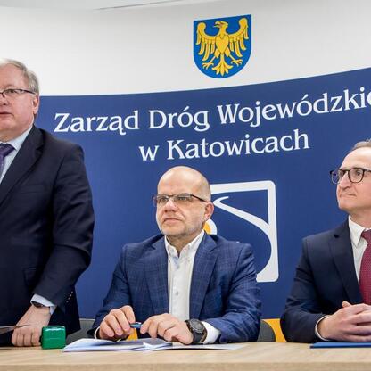 Grzegorz Boski, Henryk Kiepura i Zbigniew Tabor na konferencji prasowej o przebudowie DW 492. (wygenerowano przez AI)