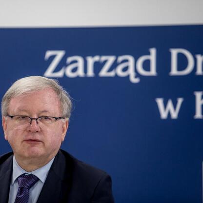 Grzegorz Boski i Henryk Kiepura omawiają przebudowę DW 492. (wygenerowano przez AI)
