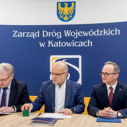 Grzegorz Boski, wicemarszałek, omawia przebudowę DW 492 w Katowicach. (wygenerowano przez AI)