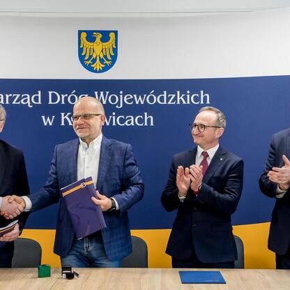 Grzegorz Boski, wicemarszałek, świętuje start rekonstrukcji DW 492 w Katowicach. (wygenerowano przez AI)