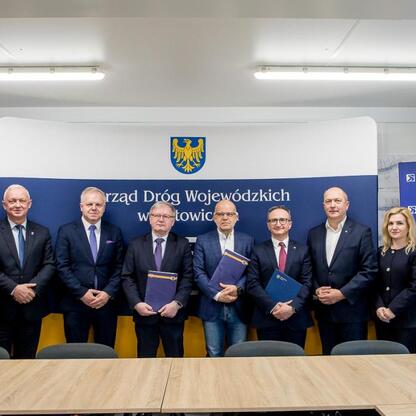 Grzegorz Boski, wicemarszałek Województwa Śląskiego, prowadzi konferencję prasową o przebudowie DW 492. (wygenerowano przez AI)