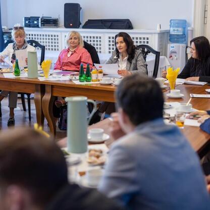 Spotkanie w Sejmiku Śląskim, przygotowanie uroczystości jubileuszowych Uniwersytetu Trzeciego Wieku. (wygenerowano przez AI)