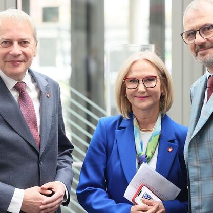 Wojciech Saługa, Marszałek Województwa Śląskiego, wraz z uczestnikami konferencji o transformacji energetycznej miast. (wygenerowano przez AI)