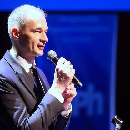 Na konferencji o wyzwanach energetycznych miast w Tyskiej Mediatece mówiono o transformacji samorządu i roli lokalnych samorządów w zapewnieniu bezpieczeństwa energetycznego. (wygenerowano przez AI)