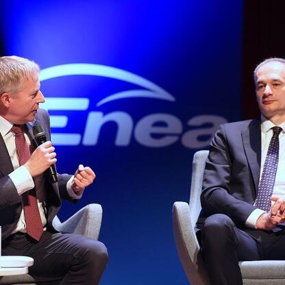 Wojciech Saługa, marszałek Województwa Śląskiego, prowadzi dyskusję o transformacji energetycznej na konferencji w Mediatece. (wygenerowano przez AI)