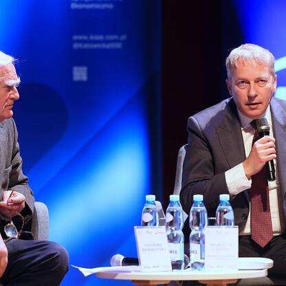 Wojciech Saługa, Marszałek Województwa Śląskiego, omawia wyzwania energetyczne miast i regionów. (wygenerowano przez AI)