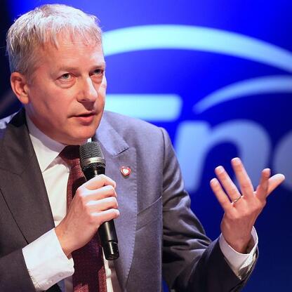 Marszałek Wojciech Saługa przemawia na konferencji o transformacji energetycznej. (wygenerowano przez AI)