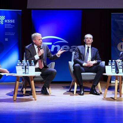 Panel dyskusyjny w Tychy Mediatece, gdzie Wojciech Saługa i Maciej Gramatyka omawiają lokalne wyzwania energetyczne. (wygenerowano przez AI)