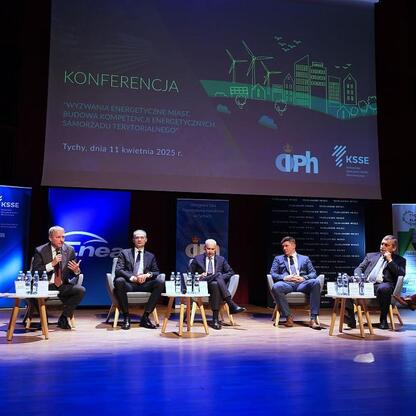 Panel dyskusyjny na konferencji o transformacji energetycznej miast w Tychach. (wygenerowano przez AI)