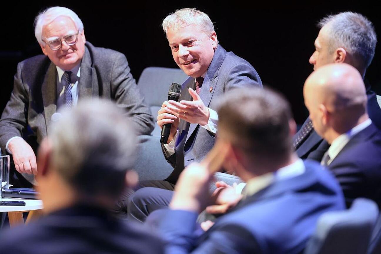 Panel dyskusyjny w Tyskiej Mediatece, Wojciech Saługa i Maciej Gramatyka omawiają transformację energetyczną. (wygenerowano przez AI)