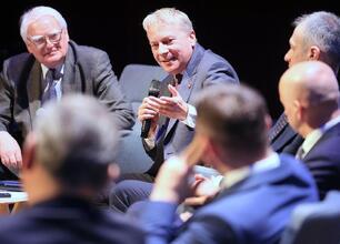 Panel dyskusyjny w Tyskiej Mediatece, Wojciech Saługa i Maciej Gramatyka omawiają transformację energetyczną. (wygenerowano przez AI)