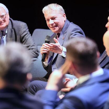 Panel dyskusyjny w Tyskiej Mediatece, Wojciech Saługa i Maciej Gramatyka omawiają transformację energetyczną. (wygenerowano przez AI)