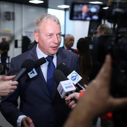 Marszałek Wojciech Saługa w rozmowie z dziennikarzami podczas konferencji prasowej w WORD w Katowicach. (wygenerowano przez AI)