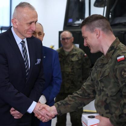 Leszek Pietraszek, Wicemarszałek Województwa Śląskiego, podczas ceremonii szkoleniowej z żołnierzami WOT. (wygenerowano przez AI)