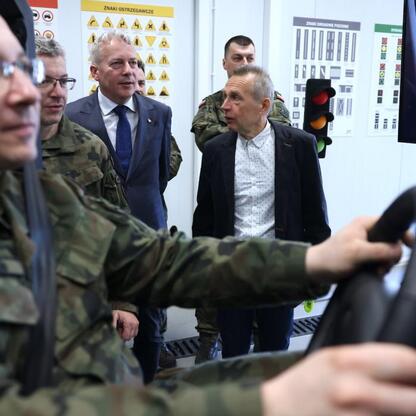 Grupa żołnierzy i urzędników podczas szkolenia w WORD w Katowicach. (wygenerowano przez AI)