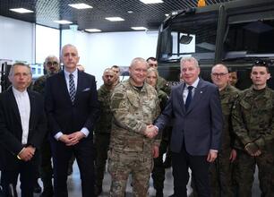 Wojciech Saługa i Leszek Pietraszek podczas ceremonii wręczenia certyfikatu województwu obrony terytorialnej w Katowicach. (wygenerowano przez AI)