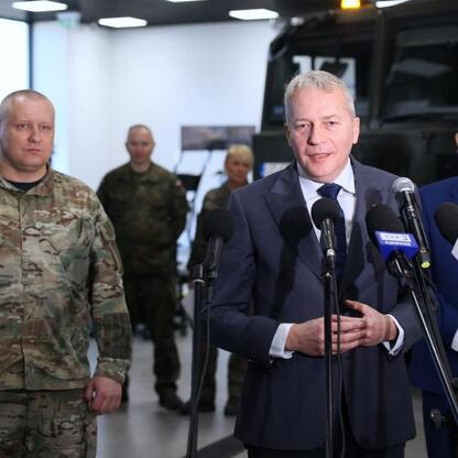 Marszałek Wojciech Saługa przemawia na konferencji prasowej w WORD w Katowicach, gdzie żołnierze zaczynają szkolenia. (wygenerowano przez AI)