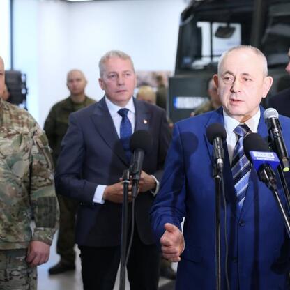 Wojciech Saługa, Marszałek Województwa Śląskiego, prowadzi konferencję prasową o szkoleniach żołnierzy WOT w WORD w Katowicach. (wygenerowano przez AI)