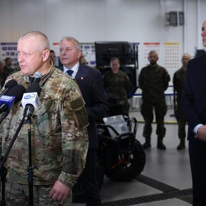 Marszałek Wojciech Saługa i Leszek Pietraszek wraz z żołnierzami podczas konferencji prasowej w WORD w Katowicach. (wygenerowano przez AI)