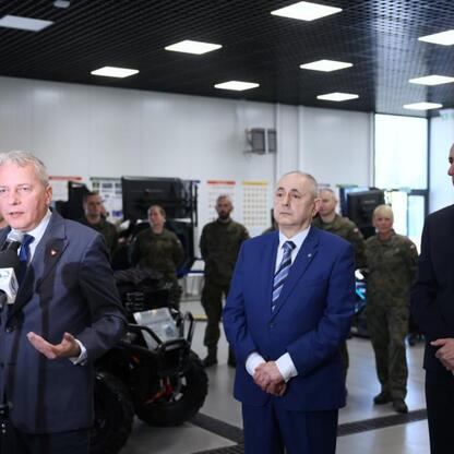 Wojciech Saługa, Marszałek Województwa Śląskiego, prowadzi konferencję prasową w WORD w Katowicach, gdzie żołnierze zaczynają szkolenia z zarządzania ruchem drogowym. (wygenerowano przez AI)