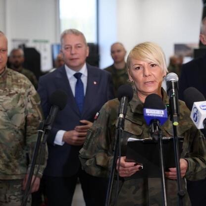Wojciech Saługa, Marszałek Województwa Śląskiego, prowadzi konferencję prasową o szkoleniach żołnierzy WOT w Katowicach. (wygenerowano przez AI)