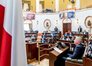 Wojciech Saługa, Marszałek Województwa Śląskiego, prowadzi obrady Sejmiku Województwa Śląskiego. (wygenerowano przez AI)