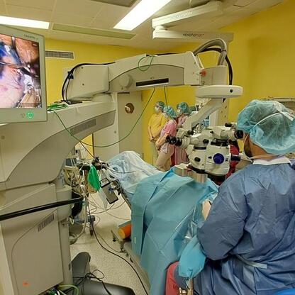 Zdjęcie przedstawia kompleksową operację oczu w nowoczesnym szpitalu w Katowicach, gdzie lekarze wykonują zaawansowane zabiegi laserowe. (wygenerowano przez AI)