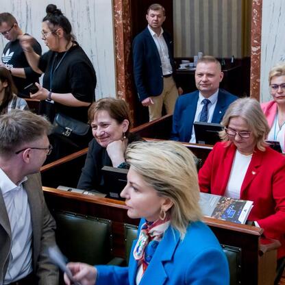 Rafał Adamczyk, członek Zarządu Województwa Śląskiego, uczestniczy w konferencji o bezpieczeństwie dzieci w sieci. (wygenerowano przez AI)