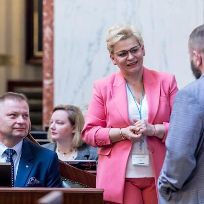W czasie konferencji o bezpieczeństwie dzieci w sieci, Rafał Adamczyk, członek Zarządu Województwa Śląskiego, prowadzi rozmowę z uczestnikami. (wygenerowano przez AI)
