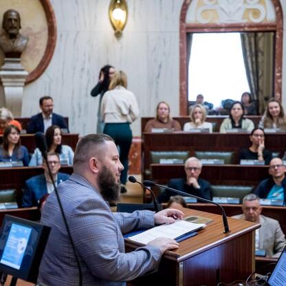 Formalna konferencja o bezpieczeństwie dzieci w sieci, odbywająca się w Śląsku. (wygenerowano przez AI)
