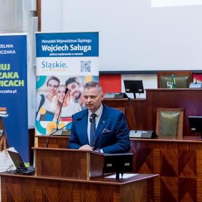 Członek Zarządu Województwa Śląskiego Rafał Adamczyk uczestniczy w konferencji o bezpieczeństwie cyfrowym dla dzieci. (wygenerowano przez AI)