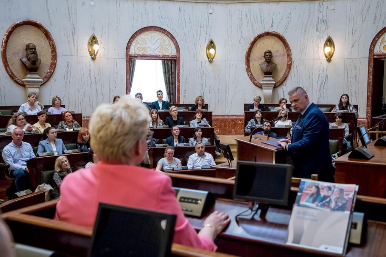 Konferencja o bezpieczeństwie dzieci w sieci, organizowana przez Korczak University, Silesia Voivodeship i Korczak Foundation, z udziałem ekspertów i polityków. (wygenerowano przez AI)
