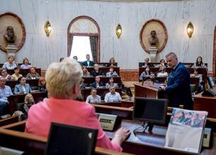 Konferencja o bezpieczeństwie dzieci w sieci, organizowana przez Korczak University, Silesia Voivodeship i Korczak Foundation, z udziałem ekspertów i polityków. (wygenerowano przez AI)