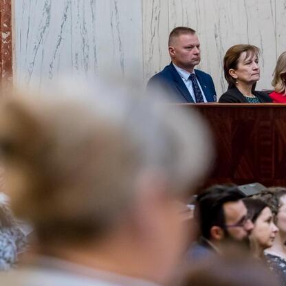 Panel ekspertów i oficjalnych zwraca uwagę na bezpieczeństwo dzieci w sieci. (wygenerowano przez AI)