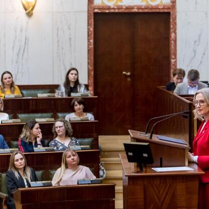 Formalna debata w parlamencie o bezpieczeństwie dzieci w sieci. (wygenerowano przez AI)