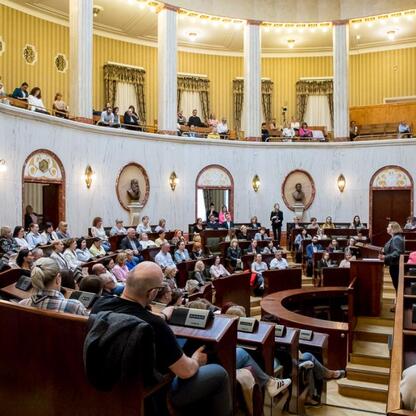 Konferencja o bezpieczeństwie dzieci w sieci, organizowana przez Korczak University, Silesia Voivodeship i Korczak Foundation, z udziałem ekspertów i polityków. (wygenerowano przez AI)