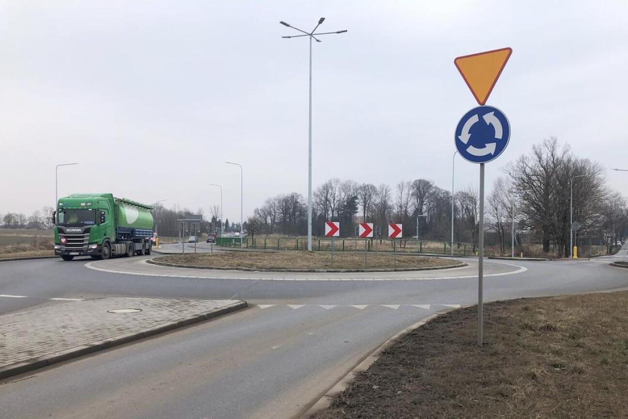 Nowo wybudowany rondo na DW 934 między Imielinem a DK 44. (wygenerowano przez AI)