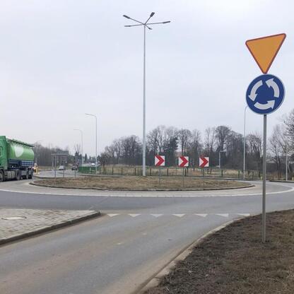 Nowo wybudowany rondo na DW 934 między Imielinem a DK 44. (wygenerowano przez AI)