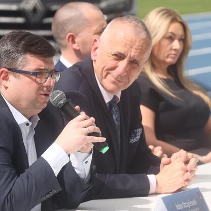 Wicemarszałek Leszek Pietraszek przemawia podczas uroczystości podpisania umowy o sponsorstwo tytularne Superauto.pl dla Stadionu Śląskiego. (wygenerowano przez AI)