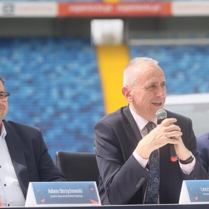 Leszek Pietraszek, wicemarszałek Województwa Śląskiego, podpisuje umowę o współpracy z Superauto.pl na Stadionie Śląskim. (wygenerowano przez AI)