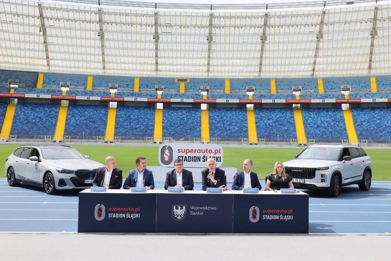 Wicemarszałek Województwa Śląskiego Leszek Pietraszek wita dziennikarzy na Stadionie Śląskim. (wygenerowano przez AI)